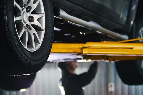 Garagiste réparant une voiture